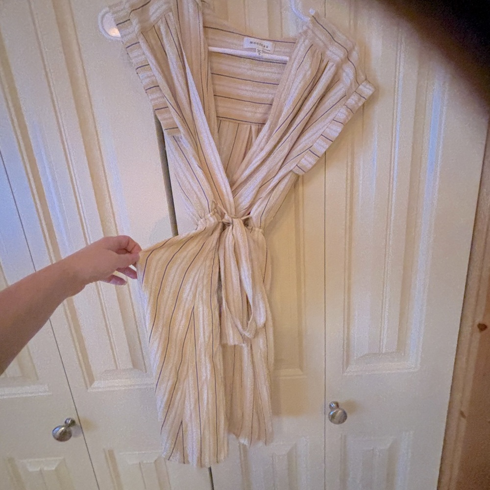 Cute tie dress.